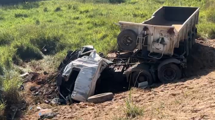 Ajudante morre e motorista fica gravemente ferido após caminhão capotar na Bandeirantes