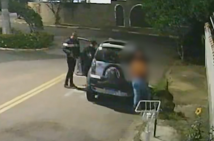 Dupla armada rende mãe com filho no colo e tenta roubar carro em Valinhos Dupla armada rende mãe com filho no colo e tenta roubar carro em Valinhos