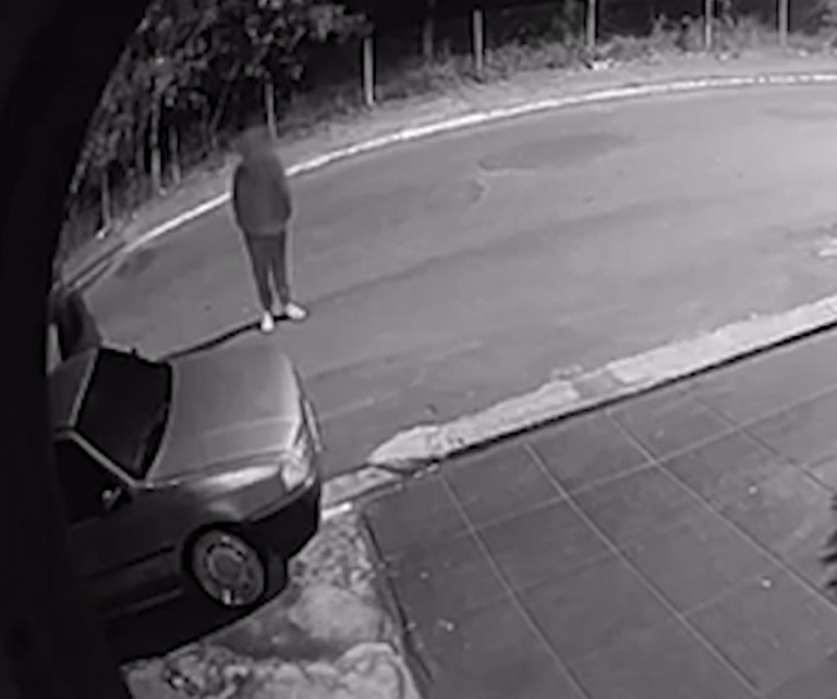 Criminosos furtam carro e pedem dinheiro para devolver veículo