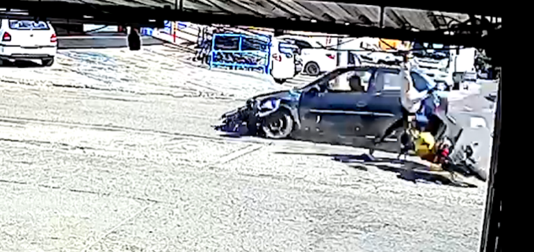 Entregador fica ferido após batida entre moto e carro em Campinas