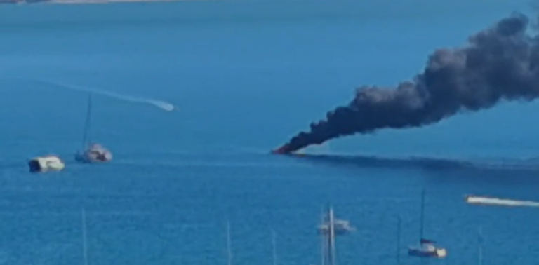 VÍDEO: Embarcação pega fogo no mar e mobiliza equipes de emergência em São Sebastião