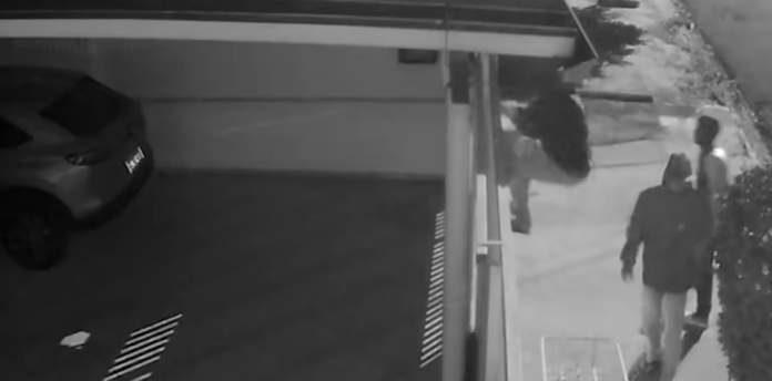 Câmeras flagram sequência de invasões a casas e assustam moradores em Campinas Câmeras flagram sequência de invasões a casas e assustam moradores em Campinas