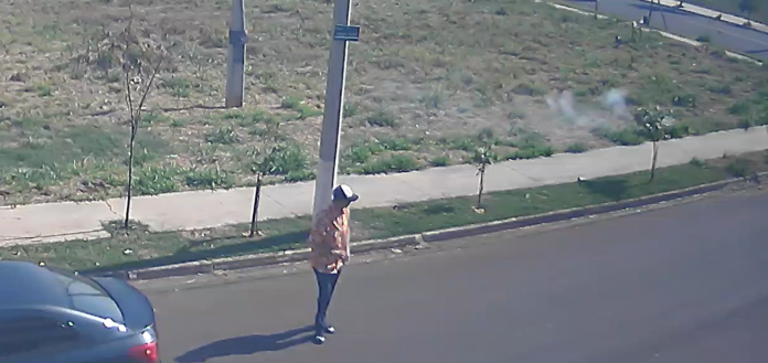 Homem é flagrado ateando fogo em terreno e provoca incêndio Homem é flagrado ateando fogo em terreno e provoca incêndio