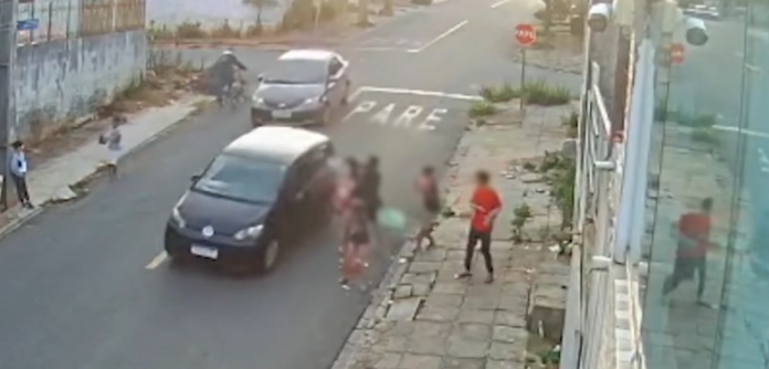 Motorista invade contramão, atropela crianças e foge sem prestar socorro Motorista invade contramão, atropela crianças e foge sem prestar socorro
