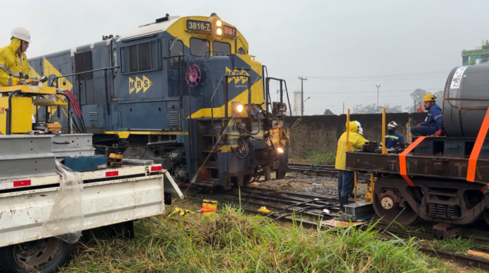 Trem descarrila e mantém vias interditadas em Hortolândia Trem descarrila e mantém vias interditadas em Hortolândia