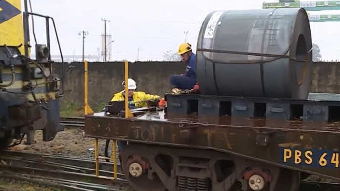 Trem descarrilado é recolocado nos trilhos, mas trânsito segue bloqueado em Hortolândia Trem descarrilado é recolocado nos trilhos, mas trânsito segue bloqueado em Hortolândia