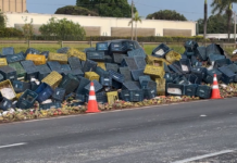 Motorista perde controle e carreta carregada com mangas tomba na Anhanguera