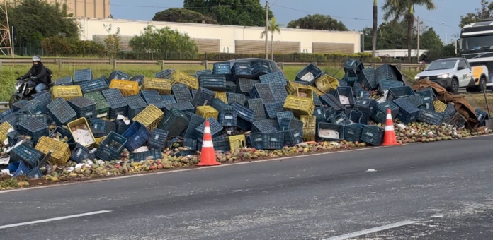 Motorista perde controle e carreta carregada com mangas tomba na Anhanguera Motorista perde controle e carreta carregada com mangas tomba na Anhanguera