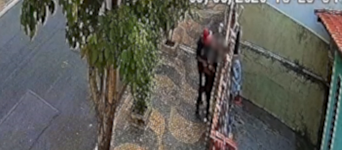 Mulher reage a assalto, luta com criminoso e tem celular roubado em Campinas