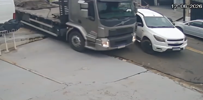 Caminhão desgovernado desce ladeira e provoca acidente Caminhão desgovernado desce ladeira e provoca acidente