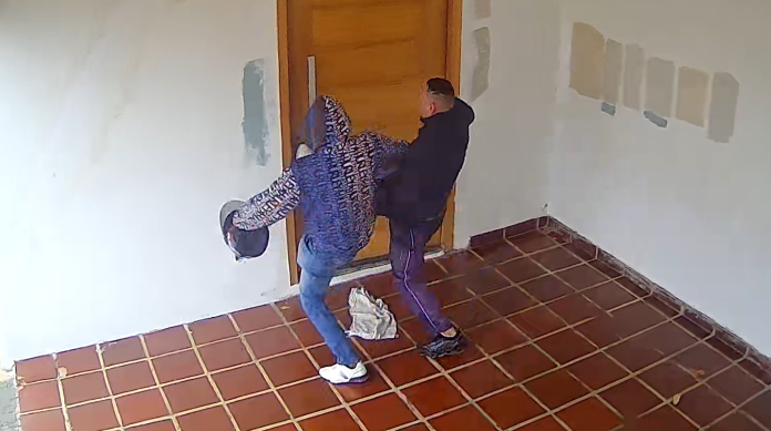 Dupla invade casa em Campinas, furta câmera de segurança e acaba presa