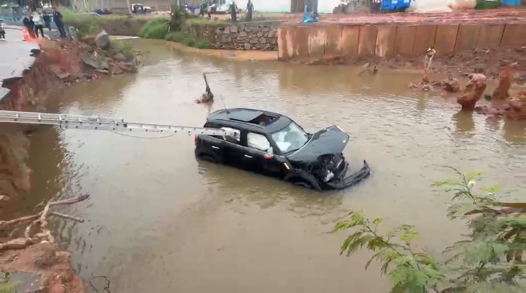 Motorista sai da pista e vai parar dentro de rio durante chuva