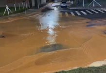 Adutora se rompe e provoca grande vazamento de água em avenida de Indaiatuba