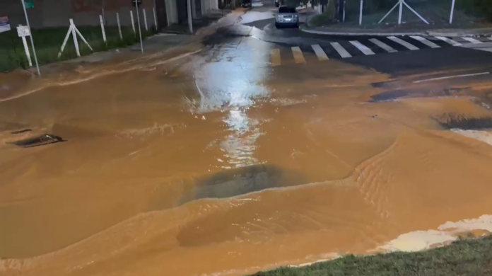 Adutora se rompe e provoca grande vazamento de água em avenida de Indaiatuba Adutora se rompe e provoca grande vazamento de água em avenida de Indaiatuba