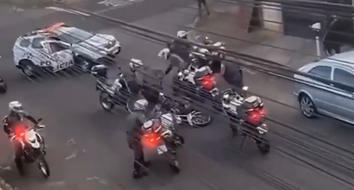 Motociclista foge de blitz e é parado após perseguição em Campinas Motociclista foge de blitz e é parado após perseguição em Campinas