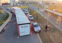 Carreta se desprende de caminhão e complica trânsito em avenida