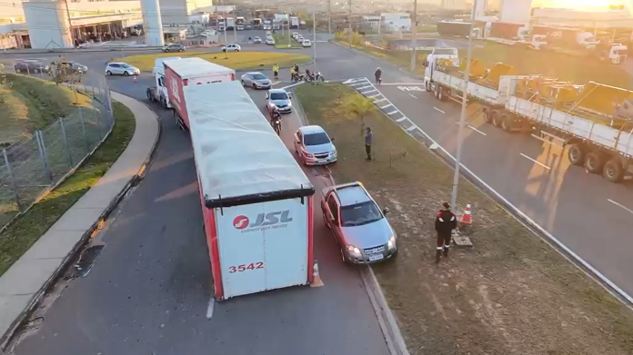 Carreta se desprende de caminhão e complica trânsito em avenida