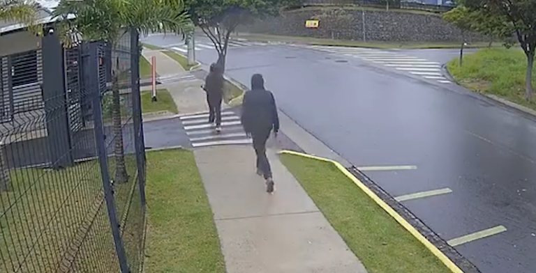 Mulher reage a assalto e é agredida na porta de condomínio em Campinas