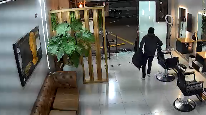 Barbearia é invadida pela segunda vez e prejuízo passa de R$ 15 mil