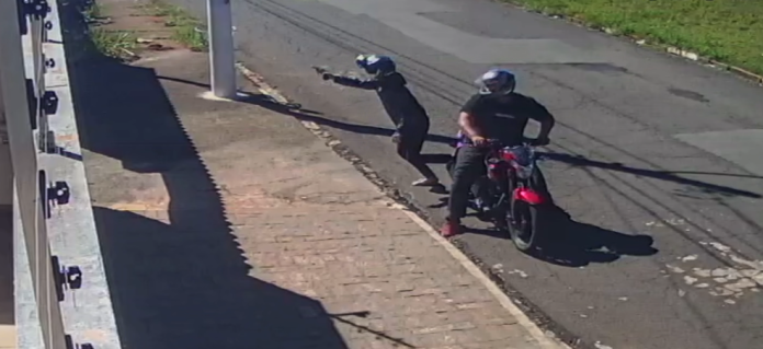 Pai e filho têm motos roubadas no mesmo bairro com apenas 15 dias de diferença Pai e filho têm motos roubadas no mesmo bairro com apenas 15 dias de diferença