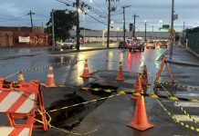 Chuva abre cratera em cruzamento e assusta moradores