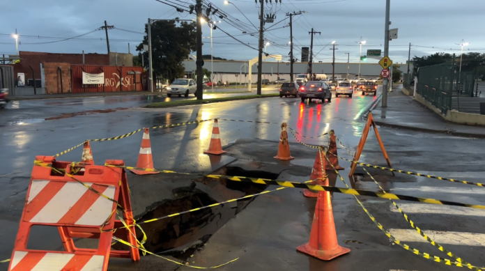 Chuva abre cratera em cruzamento e assusta moradores