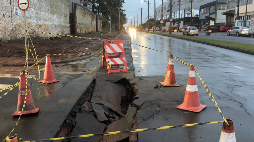 Chuva abre cratera em cruzamento e assusta moradores