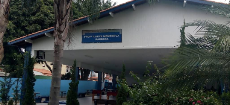 Alunos são suspensos após colocarem vidro na água de professora em escola de São José