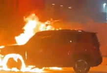 Carro pega fogo em frente a farmácia no Altiplano, em João Pessoa, e veículo fica destruído