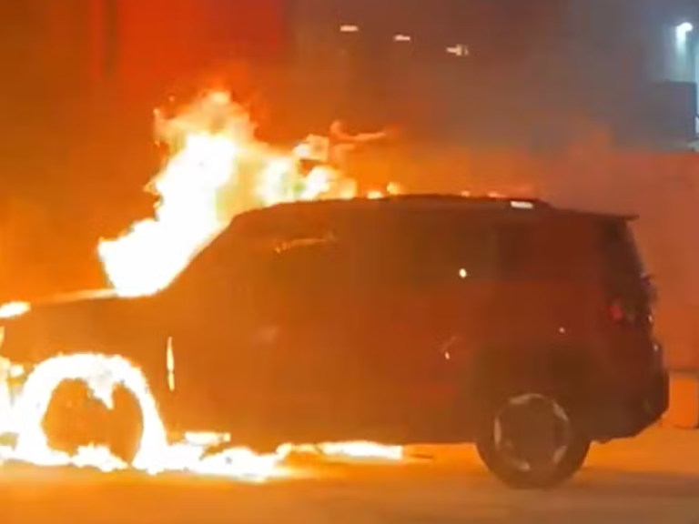Carro pega fogo em frente a farmácia no Altiplano, em João Pessoa, e veículo fica destruído