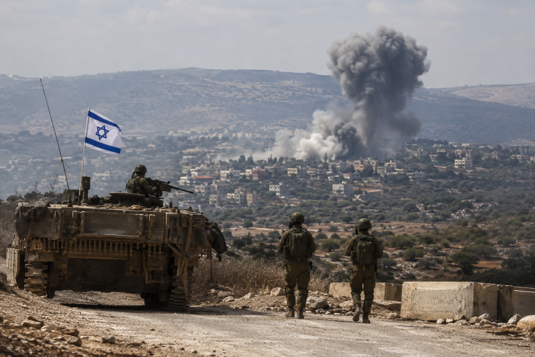 Após anúncio de acordo de paz, Israel diz que manterá tropas no Líbano, e ataque mata 1 pessoa