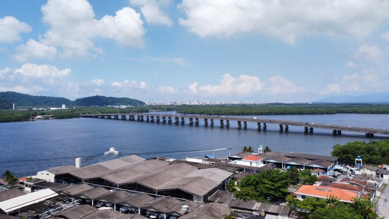 Três pessoas ficam feridas após embarcação colidir com píer em São Vicente