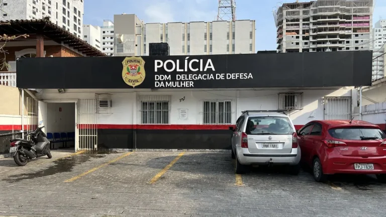 Homem é preso após descumprir medida protetiva e ameaçar idosa em Guarujá