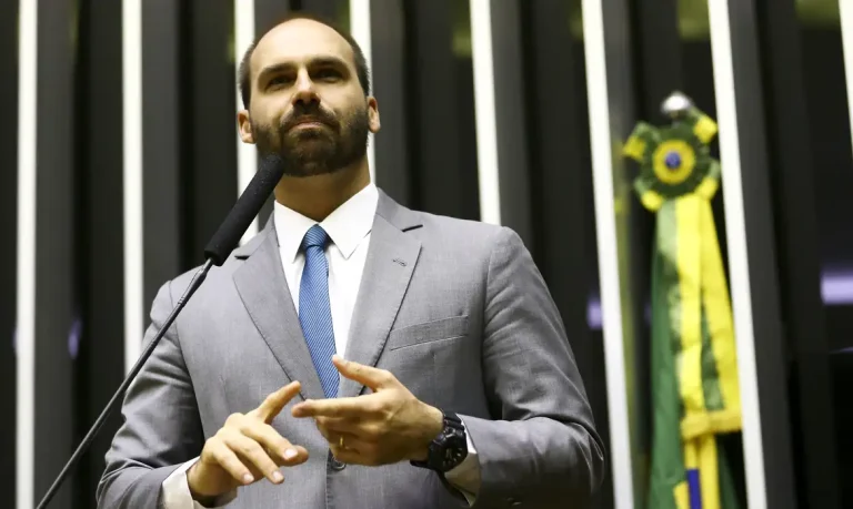 Eduardo Bolsonaro diz que julgamento do STF é ‘sem pé nem cabeça’ e visa tirá-lo das eleições