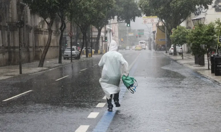 Frente fria avança e provoca alerta para chuvas intensas em três regiões do país