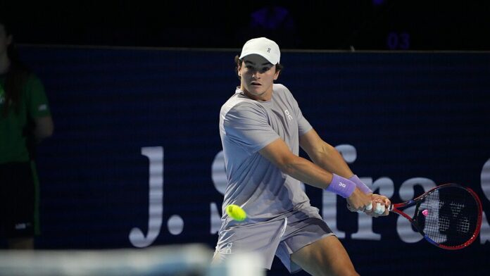 Fonseca_received_the_winner’s_trophy_in_Basel