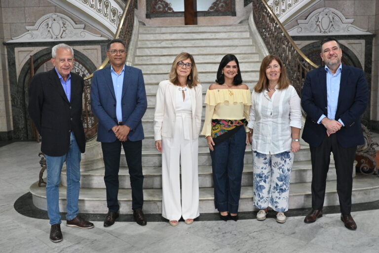Ministra e embaixadora de Portugal visitam Santos