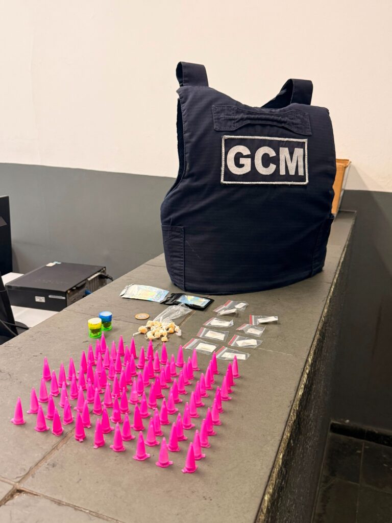 Drogas sao apreendidas pela GCM após suspeitos abandonarem sacola durante fuga em cidade do litoral de SP