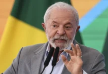 Lula associa tarifaço dos EUA a Flávio Bolsonaro e o chama de imbecil e traidor da pátria