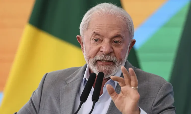 Lula associa tarifaço dos EUA a Flávio Bolsonaro e o chama de imbecil e traidor da pátria