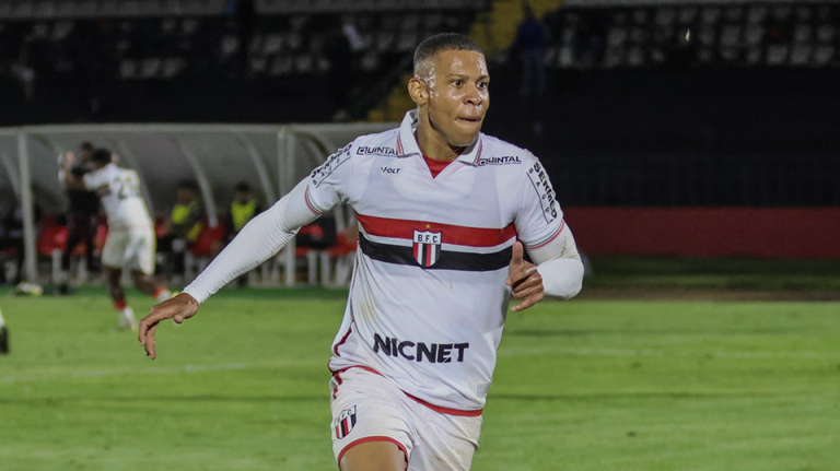 Com dois gols de Hygor, Botafogo vence o Operário-PR de virada no Santão