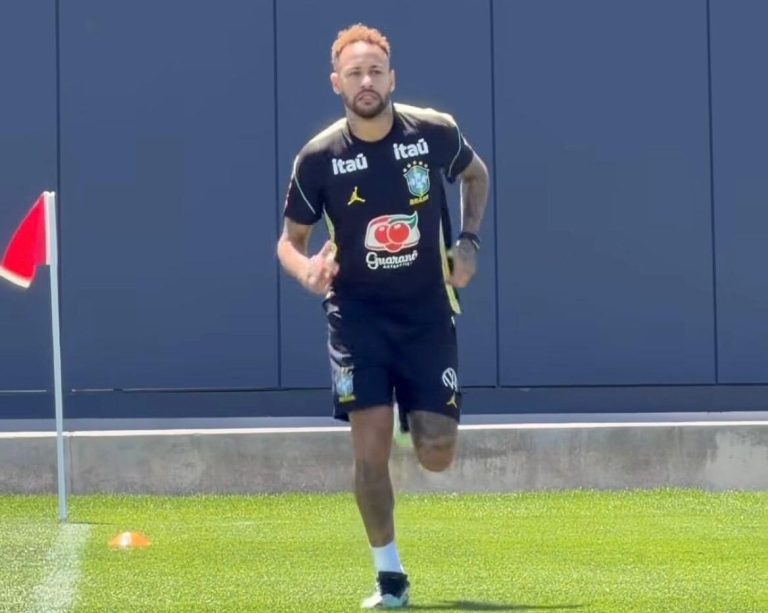 Neymar se junta ao grupo no penúltimo treino antes do jogo contra o Haiti