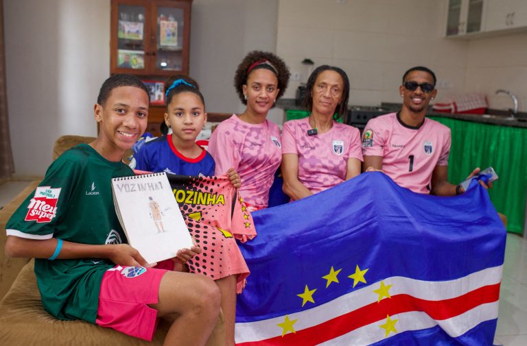 Mãe do goleiro Vozinha consegue visto para ir à Copa do Mundo