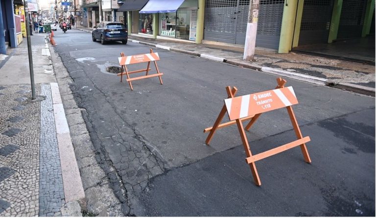 Reparo em galeria é concluído na Barão de Jaguara, mas interdição no trânsito permanece até quinta-feira