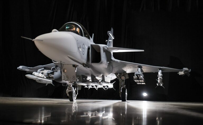 Brasil anuncia compra de mais 20 caças Gripen apesar de corte na Defesa