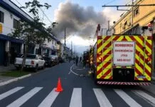 Incêndio atinge casa em Santos e vias da cidade são bloqueadas; VÍDEO