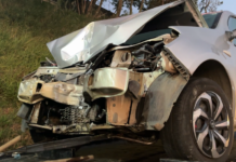 Carro colide com poste no limite entre Campinas e Valinhos e pista é interditada