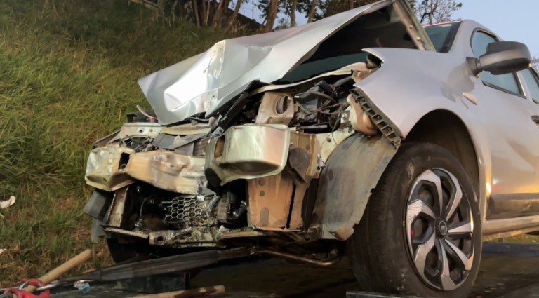 Carro colide com poste no limite entre Campinas e Valinhos e pista é interditada