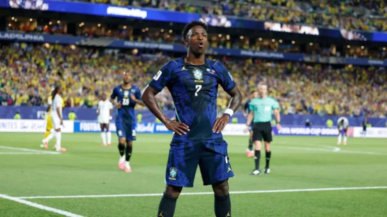 Brasil vence a Escócia por 3 a 0, confirma liderança do Grupo C e avança às oitavas da Copa do Mundo