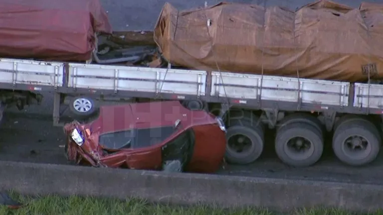 AGORA: Acidente envolvendo 6 carros e uma carreta trava a Rod. Bandeirantes